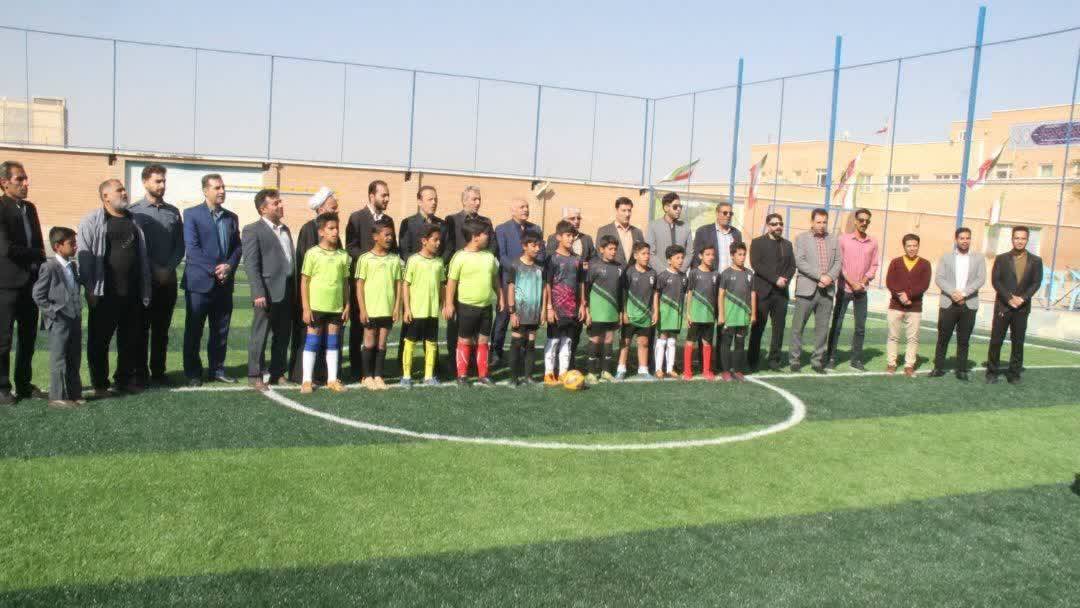 افتتاح زمین چمن مصنوعی دبستان بانو سَرِه در آران و بیدگل