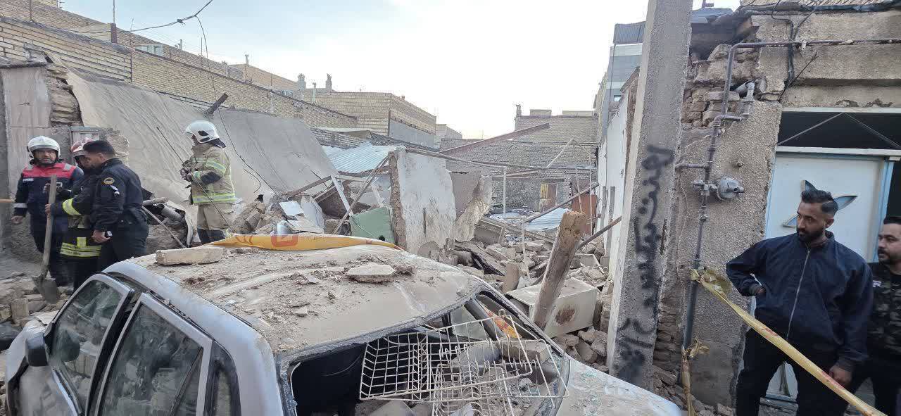 نجات دو نفر از زیر آوار منزل مسکونی در مشهد