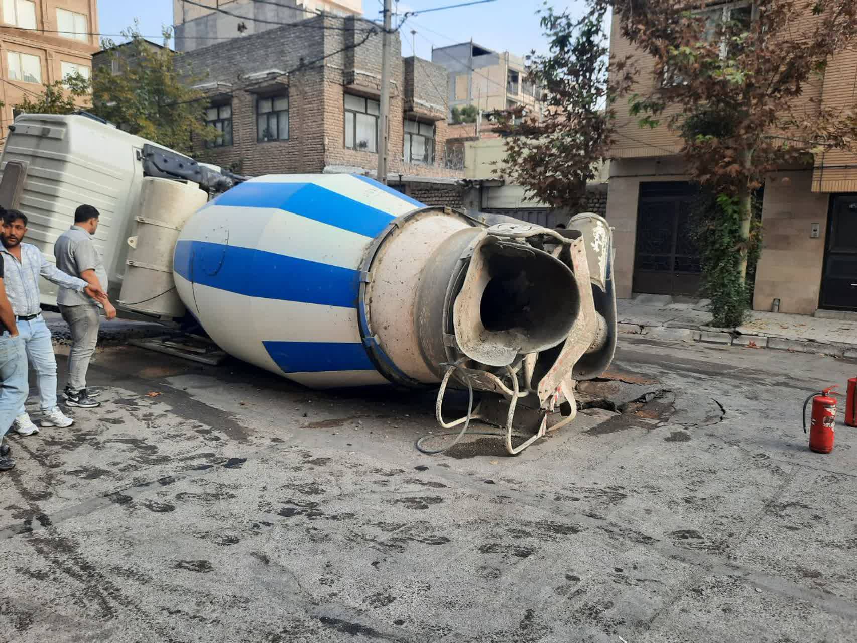 واژگونی بونکر سیمان در بلوار توس و خسارت به شبکه فاضلاب شهری