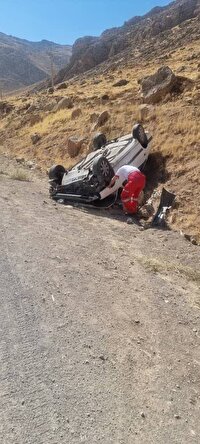 امدادرسانی به ۳مصدوم انحراف و واژگونی خودروی پژو
