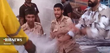 مهار آتشسوزی یک فروند شناور باربری در اسکله کیش مهار آتشسوزی یک فروند شناور باربری در اسکله کیش