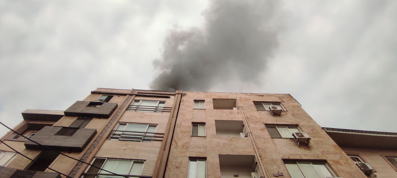 مهار آتش‌سوزی سقف ۳ ساختمان مسکونی در رشت
