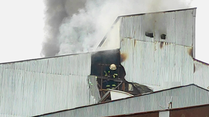 مهار آتش‌سوزی سقف ۳ ساختمان مسکونی در رشت