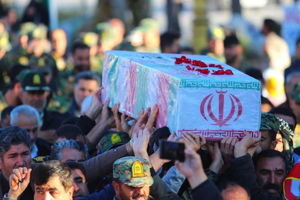 تشییع پیکر مطهر شهید ۲۱ ساله گمنام در مصلی اهواز تشییع پیکر مطهر شهید ۲۱ ساله گمنام در مصلی اهواز