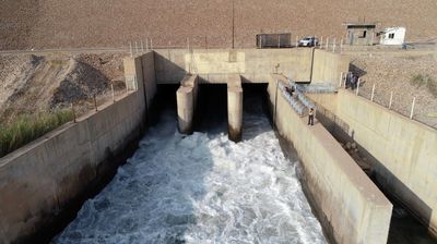 بازگشایی دریچه‌های تحتانی سد کرخه برای رها سازی آب به پایین دست