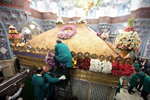 گل‌آرایی ضریح مطهر حرم حضرت معصومه (س)