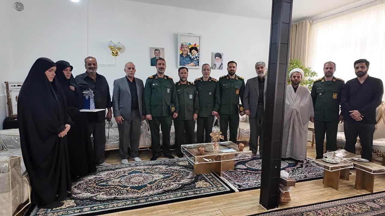 دیدار فرمانده سپاه حضرت روحالله استان مرکزی با خانواده شهید علی غیاثآبادی دیدار فرمانده سپاه حضرت روحالله استان مرکزی با خانواده شهید علی غیاثآبادی