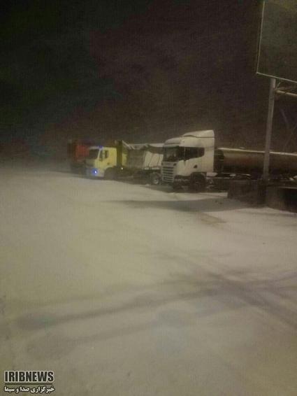 بارش برف در پليس راه افتر شهرستان سرخه استان سمنان