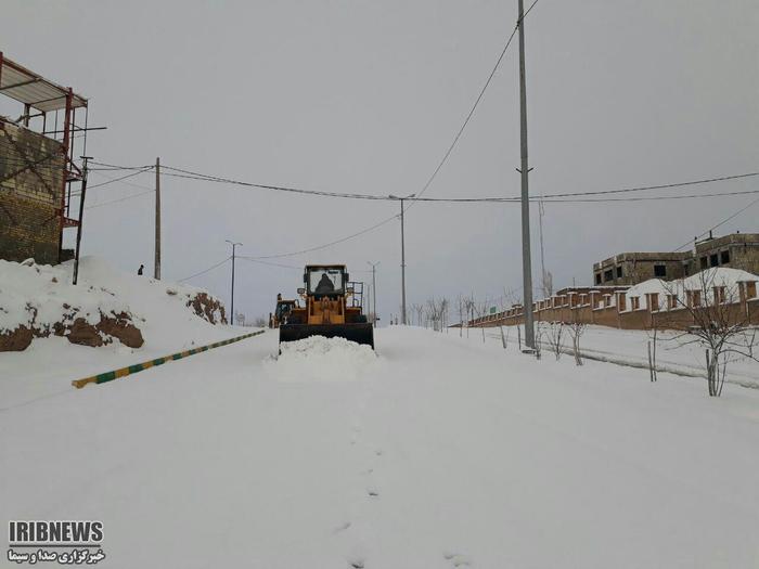 بارش برف در رازقان اراک